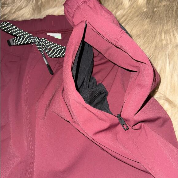 New Fabletics Men's The One Short 7" Unlined Merlot size M - Picture 8 of 9